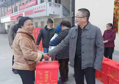 General manager Miao of Shizi Electric Co., Ltd. sends warmth during the Spring Festival in Nanyuan village, Xiaoyang, Fu'an City