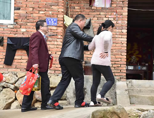President Miao of Lion Motor Co., Ltd. sends warmth to Wangli village, Songluo Township, Fu'an City during the Spring Festival